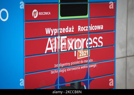 Un armadietto di logistica dei pacchi Ali Express è visto a Varsavia, Polonia il 6 aprile 2021. Quest'anno AliExpress ha dichiarato che si impegnerà a migliorare l'esperienza dei suoi clienti installando i propri armadietti logistici e-commerce in Polonia in collaborazione con diversi partner di storage. In primavera AliExpress spera di garantire un periodo di spedizione porta a porta di 15 giorni dalla Cina alla Polonia. (Foto di Str/NurPhoto) Foto Stock