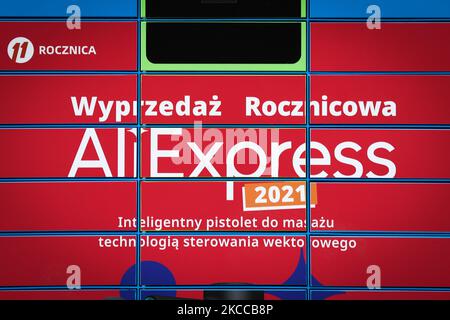 Un armadietto di logistica dei pacchi Ali Express è visto a Varsavia, Polonia il 6 aprile 2021. Quest'anno AliExpress ha dichiarato che si impegnerà a migliorare l'esperienza dei suoi clienti installando i propri armadietti logistici e-commerce in Polonia in collaborazione con diversi partner di storage. In primavera AliExpress spera di garantire un periodo di spedizione porta a porta di 15 giorni dalla Cina alla Polonia. (Foto di Str/NurPhoto) Foto Stock