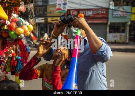 Un ragazzo di strada controlla un binocolo a Dhaka, Bangladesh il 06 aprile 2021. (Foto di Ahmed Salahuddin/NurPhoto) Foto Stock