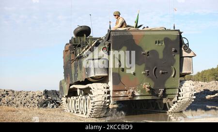 U.S. Marine siede in cima a un veicolo d'assalto anfibio. Foto Stock