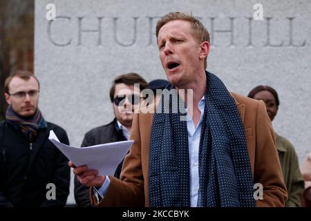 Il leader del Partito di recupero e il candidato sindaco di Londra Laurence Fox presenta il suo manifesto elettorale alla statua di Winston Churchill in Parliament Square a Londra, Inghilterra, il 7 aprile 2021. Il sindaco di Londra sarà votato il mese prossimo, il 6 maggio, in concomitanza con le elezioni per l'Assemblea di Londra e altre elezioni locali in tutta l'Inghilterra, rinviate dal 2020 a causa della pandemia di coronavirus. Il sindaco in carica Sadiq Khan del partito laburista corre per un secondo mandato, con il suo principale rivale il candidato del partito conservatore Shaun Bailey. (Foto di David Cliff/NurPhoto) Foto Stock