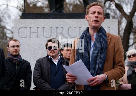 Il leader del Partito di recupero e il candidato sindaco di Londra Laurence Fox presenta il suo manifesto elettorale alla statua di Winston Churchill in Parliament Square a Londra, Inghilterra, il 7 aprile 2021. Il sindaco di Londra sarà votato il mese prossimo, il 6 maggio, in concomitanza con le elezioni per l'Assemblea di Londra e altre elezioni locali in tutta l'Inghilterra, rinviate dal 2020 a causa della pandemia di coronavirus. Il sindaco in carica Sadiq Khan del partito laburista corre per un secondo mandato, con il suo principale rivale il candidato del partito conservatore Shaun Bailey. (Foto di David Cliff/NurPhoto) Foto Stock