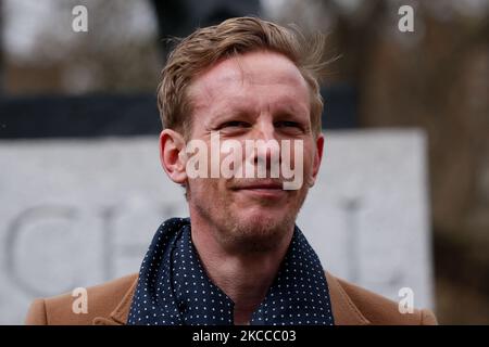 Il leader del Partito di recupero e il candidato sindaco di Londra Laurence Fox presenta il suo manifesto elettorale alla statua di Winston Churchill in Parliament Square a Londra, Inghilterra, il 7 aprile 2021. Il sindaco di Londra sarà votato il mese prossimo, il 6 maggio, in concomitanza con le elezioni per l'Assemblea di Londra e altre elezioni locali in tutta l'Inghilterra, rinviate dal 2020 a causa della pandemia di coronavirus. Il sindaco in carica Sadiq Khan del partito laburista corre per un secondo mandato, con il suo principale rivale il candidato del partito conservatore Shaun Bailey. (Foto di David Cliff/NurPhoto) Foto Stock