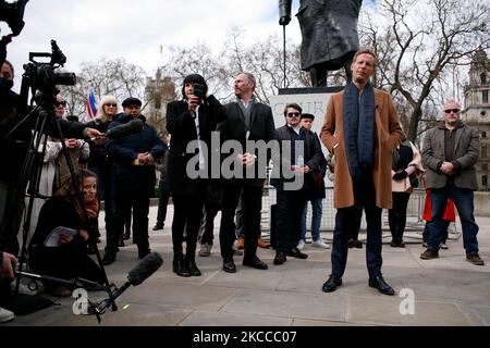 Il leader del Partito di recupero e il candidato sindaco di Londra Laurence Fox presenta il suo manifesto elettorale alla statua di Winston Churchill in Parliament Square a Londra, Inghilterra, il 7 aprile 2021. Il sindaco di Londra sarà votato il mese prossimo, il 6 maggio, in concomitanza con le elezioni per l'Assemblea di Londra e altre elezioni locali in tutta l'Inghilterra, rinviate dal 2020 a causa della pandemia di coronavirus. Il sindaco in carica Sadiq Khan del partito laburista corre per un secondo mandato, con il suo principale rivale il candidato del partito conservatore Shaun Bailey. (Foto di David Cliff/NurPhoto) Foto Stock