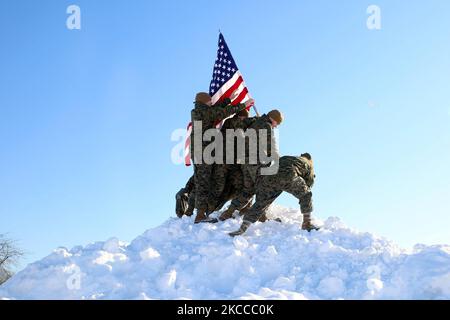 I Marines degli Stati Uniti ricreano l'innalzamento della bandiera su Iwo Jima duringa grande nevicata in Illinois. Foto Stock