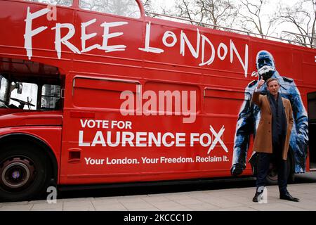 Reclama il leader del Partito e il candidato sindaco di Londra Laurence Fox pone per i fotografi accanto al suo 'Battle Bus' dopo aver presentato il suo manifesto elettorale alla statua di Winston Churchill in Parliament Square a Londra, Inghilterra, il 7 aprile 2021. Il sindaco di Londra sarà votato il mese prossimo, il 6 maggio, in concomitanza con le elezioni per l'Assemblea di Londra e altre elezioni locali in tutta l'Inghilterra, rinviate dal 2020 a causa della pandemia di coronavirus. Il sindaco in carica Sadiq Khan del partito laburista corre per un secondo mandato, con il suo principale rivale il candidato del partito conservatore Shaun Bailey. (P Foto Stock