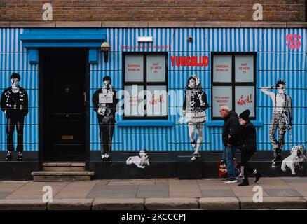 Le persone camminano accanto a un murale dell'artista irlandese Emmalene Blake nel centro di Dublino durante il blocco del livello 5 COVID-19. Mercoledì 7 aprile 2021 a Dublino, Irlanda. (Foto di Artur Widak/NurPhoto) Foto Stock