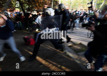 La polizia usa i bastoni per tenere i manifestanti lontani dai sostenitori del partito di estrema destra Vox durante la Plaza de la Constitución, nel quartiere di Vallecas, il 7th aprile 2021. (Foto di Juan Carlos Lucas/NurPhoto) Foto Stock