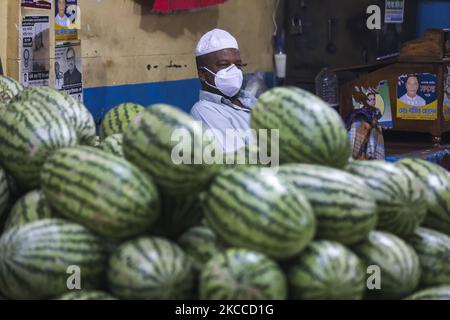 Il fornitore di anguria del Bangladesh attende il cliente in un mercato di cucina durante il blocco imposto dal governo come misura preventiva contro il coronavirus COVID-19, a Dhaka, Bangladesh, il 7 aprile 2021. (Foto di Ahmed Salahuddin/NurPhoto) Foto Stock