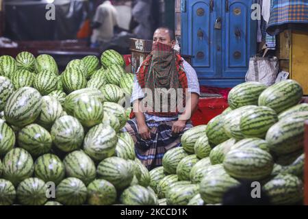 Il fornitore di anguria del Bangladesh attende il cliente in un mercato di cucina durante il blocco imposto dal governo come misura preventiva contro il coronavirus COVID-19, a Dhaka, Bangladesh, il 7 aprile 2021. (Foto di Ahmed Salahuddin/NurPhoto) Foto Stock