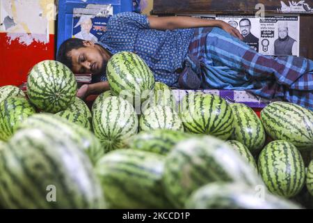 Il fornitore di anguria del Bangladesh attende il cliente in un mercato di cucina durante il blocco imposto dal governo come misura preventiva contro il coronavirus COVID-19, a Dhaka, Bangladesh, il 7 aprile 2021. (Foto di Ahmed Salahuddin/NurPhoto) Foto Stock