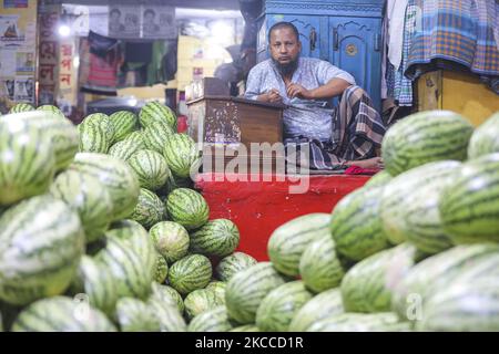 Il fornitore di anguria del Bangladesh attende il cliente in un mercato di cucina durante il blocco imposto dal governo come misura preventiva contro il coronavirus COVID-19, a Dhaka, Bangladesh, il 7 aprile 2021. (Foto di Ahmed Salahuddin/NurPhoto) Foto Stock