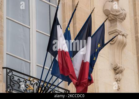 Le bandiere francesi ed europee all'ingresso del Palazzo dell'Eliseo, sede della Presidenza della Repubblica, a Parigi, il 8 aprile 2021. (Foto di Andrea Savorani Neri/NurPhoto) Foto Stock