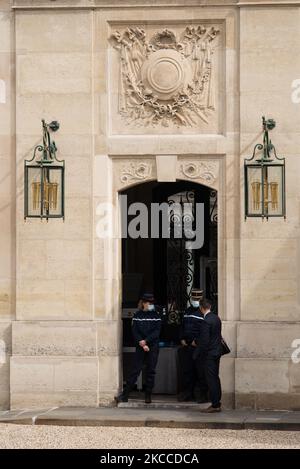 Gendarmerie ufficiali al checkpoint all'ingresso della corte del Palazzo dell'Eliseo, sede della Presidenza della Repubblica, a Parigi, il 8 aprile 2021. (Foto di Andrea Savorani Neri/NurPhoto) Foto Stock