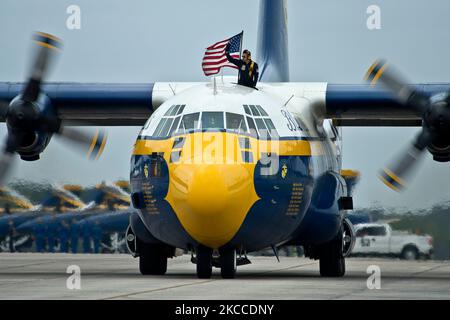 Loadmaster ondeggia verso la folla dalla cima di un blu Angeli C-130 Ercole. Foto Stock