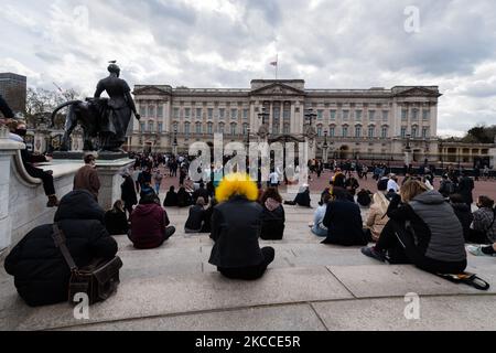 LONDRA, REGNO UNITO - 09 APRILE 2021: Le persone si riuniscono fuori Buckingham Palace per rendere omaggio al principe Filippo dopo l'annuncio della sua morte, il 09 aprile 2021 a Londra, Inghilterra. Il Duca di Edimburgo, marito della Regina di più di settant'anni, è morto questa mattina all'età di 99 anni al Castello di Windsor. (Foto di Wiktor Szymanowicz/NurPhoto) Foto Stock