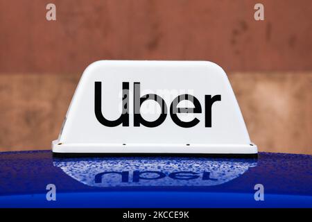 Il cartello di Uber Taxi si trova sul tetto della vettura a Cracovia, in Polonia, il 7 aprile 2021. (Foto di Jakub Porzycki/NurPhoto) Foto Stock