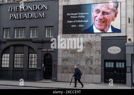 Un omaggio al Duca di Edimburgo sarà presentato in una mostra al London Palladium, nel centro di Londra, dopo l'annuncio della sua morte all'età di 99 anni (Foto di Robin Pope/NurPhoto) Foto Stock