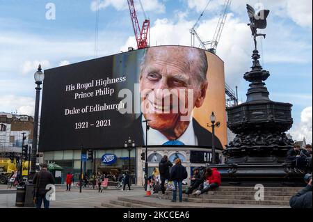 Un tributo al Duca di Edimburgo sarà mostrato per 24 ore, in mostra al Piccadilly Lights, nel centro di Londra, dopo l'annuncio della sua morte all'età di 99 anni (Foto di Robin Pope/NurPhoto) Foto Stock