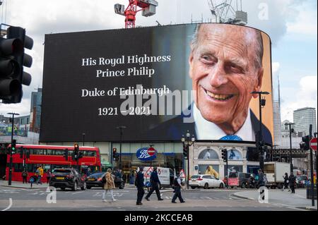 Un tributo al Duca di Edimburgo sarà mostrato per 24 ore, in mostra al Piccadilly Lights, nel centro di Londra, dopo l'annuncio della sua morte all'età di 99 anni (Foto di Robin Pope/NurPhoto) Foto Stock
