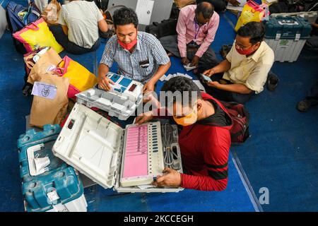 Un poliziotto che controlla una macchina elettronica di voto in una casa sicura prima della 4th fase delle elezioni dell'Assemblea del Bengala Occidentale a Kolkata , India , il 9 aprile 2021. (Foto di Debarchan Chatterjee/NurPhoto) Foto Stock