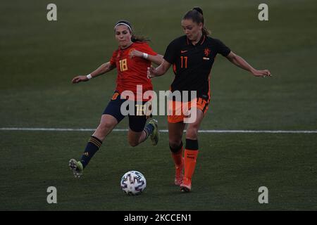 Lieke Martens dei Paesi Bassi e Marta Cardona (Real Madrid) della Spagna compete per la palla durante il Women's International friendly Match tra Spagna e Paesi Bassi il 09 aprile 2021 a Marbella, Spagna. Gli stadi sportivi in Spagna restano soggetti a rigorose restrizioni a causa del Coronavirus Pandemic, in quanto le leggi di allontanamento sociale del governo vietano ai fan all'interno dei locali, con conseguente gioco a porte chiuse. (Foto di Jose Breton/Pics Action/NurPhoto) Foto Stock