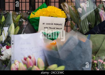 LONDRA, REGNO UNITO - 09 APRILE 2021: Omaggi floreali e messaggi sono posti fuori dalle porte di Buckingham Palace in seguito all'annuncio della morte del principe Filippo, il 09 aprile 2021 a Londra, Inghilterra. Il Duca di Edimburgo, marito della Regina di più di settant'anni, è morto questa mattina all'età di 99 anni al Castello di Windsor. (Foto di Wiktor Szymanowicz/NurPhoto) Foto Stock