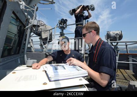 I marinai della Marina statunitense cercano una guida a bordo della USS Laboon. Foto Stock