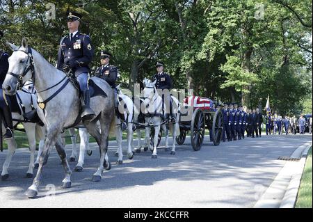 I membri della Vecchia Guardia scortano un soldato caduto al Cimitero Nazionale di Arlington, Virginia. Foto Stock