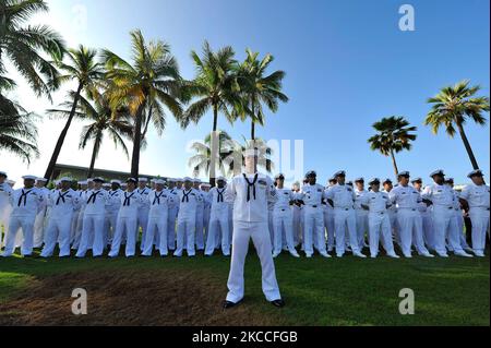 I marinai si trovano in una parata di riposo a Oint base Pearl Harbor-Hickam, Hawaii. Foto Stock