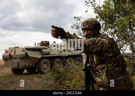 A Hungarian soldier, assigned to the 25th Infantry Brigade, commands his soldiers to assault an notional enemy position during a Brave Warrior 2022 field training exercise at Hungarian Defense Forces Central Training Area, Bakony, Hungary, Sept. 24, 2022. Hungary joined NATO on 12 March 1999, along with Czechia and Poland, becoming the first former members of the Warsaw Pact to join NATO. (U.S. Army photo by Sgt. Justin Leva) Stock Photo