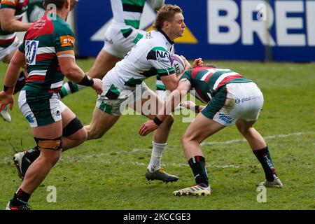 Tom Penny di Newcastle Falcons prende contatto da Freddie Steward di Leicester Tigers durante la finale della European Rugby Challenge Cup Quarter Match tra Leicester Tigers e Newcastle Falcons a Welford Road, Leicester, Inghilterra il 10th aprile 2021. (Foto di Chris Lishman/MI News/NurPhoto) Foto Stock