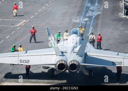 I marinai dirigono un Growler EA-18G sul ponte di volo della USS Harry S. Truman. Foto Stock