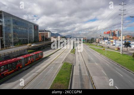 Le strade del nord della città di Bogotà vuoto a causa della quarantena decretata questo fine settimana da Sabato a Martedì a causa dell'aumento dei casi COVID-19 a Bogotà, Colombia, il 10 aprile 2021. (Foto di Daniel Garzon Herazo/NurPhoto) Foto Stock