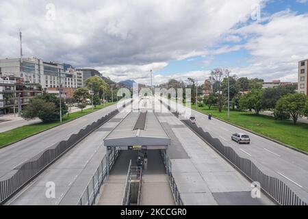 Le strade del nord della città di Bogotà vuoto a causa della quarantena decretata questo fine settimana da Sabato a Martedì a causa dell'aumento dei casi COVID-19 a Bogotà, Colombia, il 10 aprile 2021. (Foto di Daniel Garzon Herazo/NurPhoto) Foto Stock