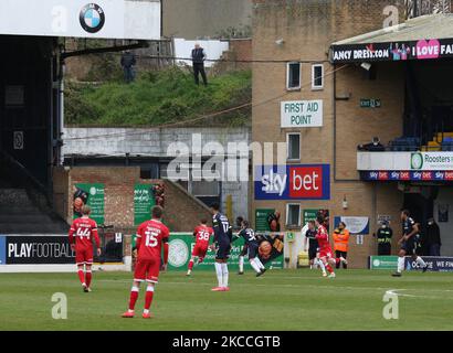 I tifosi del Southend United osservano la collina durante la Sky Bet League Two tra Southend United e Cawley Town al Roots Hall Stadium, Southend, Regno Unito, il 10th aprile 2021. (Foto di Action Foto Sport/NurPhoto) Foto Stock