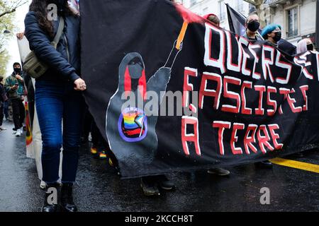 Paris Queer antifa nella manifestazione contro l'estrema destra a Parigi, in Francia, il 10 aprile 2021. (Foto di Vincent Koebel/NurPhoto) Foto Stock