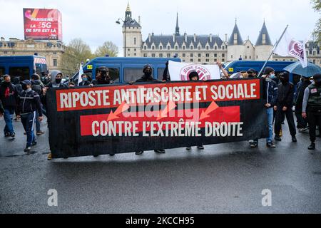 Diverse migliaia di manifestanti hanno marciato a Parigi, in Francia, il 10 aprile 2021 contro le idee di estrema destra, mentre il governo moltiplica gli attacchi verbali e una legge contro il separatismo musulmano. (Foto di Vincent Koebel/NurPhoto) Foto Stock