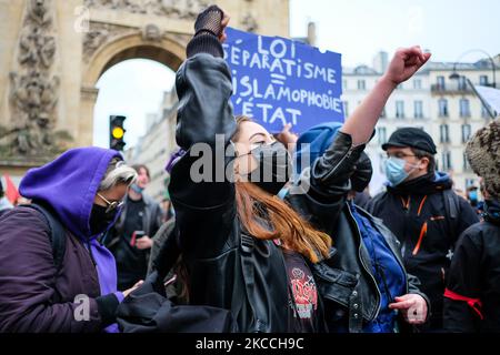 Diverse migliaia di manifestanti hanno marciato a Parigi, in Francia, il 10 aprile 2021 contro le idee di estrema destra, mentre il governo moltiplica gli attacchi verbali e una legge contro il separatismo musulmano. (Foto di Vincent Koebel/NurPhoto) Foto Stock