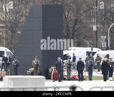 Il Presidente Andrzej Duda partecipa alla cerimonia che commemora il disastro aereo di Smolensk del 2010 a Varsavia, Polonia, il 10 aprile 2021. Il Presidente Duda ha commemorato le 97 vittime del plance crash del governo Smolensk del 10 aprile 2010, nel quale morì anche l'allora presidente Lech Kaczynski. La cerimonia di sabato è stata interrotta per tutti tranne i media statali e la vicinanza della cerimonia era stata ermeticamente sigillata dalla polizia per evitare potenziali manifestanti. Si dice che un'indagine condotta dall'ex ministro della difesa Antoni Macierewicz concluda l'incidente aereo di Smolensk del 2010 sia stato il risultato di Foto Stock