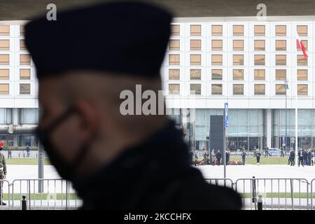 Il Presidente Andrzej Duda partecipa alla cerimonia che commemora il disastro aereo di Smolensk del 2010 a Varsavia, Polonia, il 10 aprile 2021. Il Presidente Duda ha commemorato le 97 vittime del plance crash del governo Smolensk del 10 aprile 2010, nel quale morì anche l'allora presidente Lech Kaczynski. La cerimonia di sabato è stata interrotta per tutti tranne i media statali e la vicinanza della cerimonia era stata ermeticamente sigillata dalla polizia per evitare potenziali manifestanti. Si dice che un'indagine condotta dall'ex ministro della difesa Antoni Macierewicz concluda l'incidente aereo di Smolensk del 2010 sia stato il risultato di Foto Stock