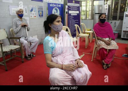 Le persone attendono in un'area di osservazione dopo aver ricevuto una dose di vaccino contro la coronavirus COVAXIN (COVID-19) prodotto da Bharat Biotech, durante l'inizio di un "Tika Utsav" o "Vaccination Festival" di quattro giorni presso un centro di vaccinazione a Nuova Delhi, in India, il 11 aprile 2021. (Foto di Mayank Makhija/NurPhoto) Foto Stock