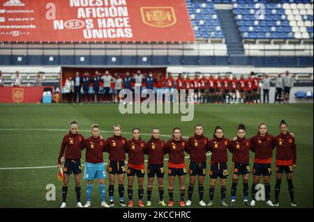 (L-R) Irene Paredes (PSG), Sandra Paños (FC Barcellona), Maria Leon (FC Barcellona), Aitana Bonmati (FC Barcellona), Marta Cardona (Real Madrid), Mariona Caldentey (FC Barcellona), Patri Guijarro (FC Barcellona), Andrea Pereira (FC Barcellona), Esther Gonzalez (UD Almos Levante), FC Barcellona (FC) e Puerta) I giocatori spagnoli posano durante l'inno nazionale prima del Women's International friendly Match tra Spagna e Paesi Bassi il 09 aprile 2021 a Marbella, Spagna. Gli stadi sportivi in tutta la Spagna restano sotto rigorose restrizioni a causa del Coronavirus Pandemic As Go Foto Stock