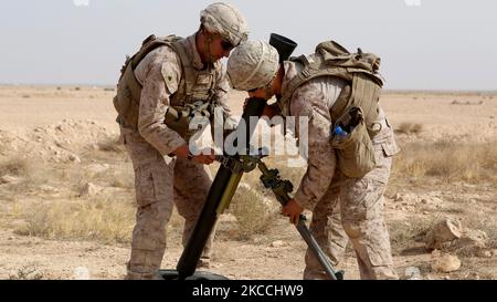 U.S. Marines monta un nuovo sistema di Malta M252A2 81mm. Foto Stock