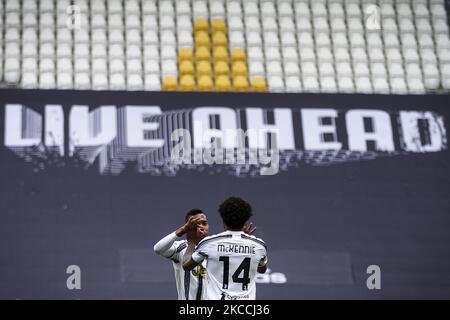 Il centrocampista della Juventus Weston McKennie (14) festeggia con il difensore della Juventus Alex Sandro (12) dopo aver segnato il suo obiettivo di farne 3-1 durante la Serie A Football Match n.30 JUVENTUS - GENOVA il 11 aprile 2021 allo Stadio Allianz di Torino, Piemonte, Italia. Risultato finale: Juventus-Genova 3-1. (Foto di Matteo Bottanelli/NurPhoto) Foto Stock