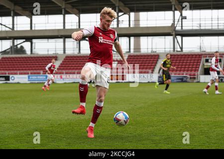 Ryan Watson di Northampton Town durante la prima metà della partita della Sky Bet League 1 tra Northampton Town e Bristol Rovers al PTS Academy Stadium, Northampton on . (Foto di John Cripps/MI News/NurPhoto) Foto Stock