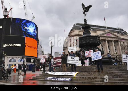 Manifestanti protesta contro l'estradizione del fondatore della WKI Leaks Julian Assange a Piccadilly Circus, Londra sabato 10th aprile 2021 (Foto di Ivan Yordanov/MI News/NurPhoto) Foto Stock