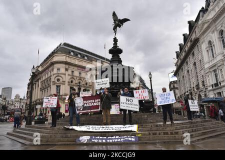 Manifestanti protesta contro l'estradizione del fondatore della WKI Leaks Julian Assange a Piccadilly Circus, Londra sabato 10th aprile 2021 (Foto di Ivan Yordanov/MI News/NurPhoto) Foto Stock