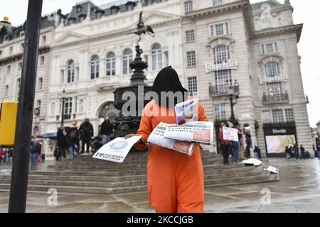 Manifestanti protesta contro l'estradizione del fondatore della WKI Leaks Julian Assange a Piccadilly Circus, Londra sabato 10th aprile 2021 (Foto di Ivan Yordanov/MI News/NurPhoto) Foto Stock