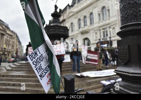 Manifestanti protesta contro l'estradizione del fondatore della WKI Leaks Julian Assange a Piccadilly Circus, Londra sabato 10th aprile 2021 (Foto di Ivan Yordanov/MI News/NurPhoto) Foto Stock